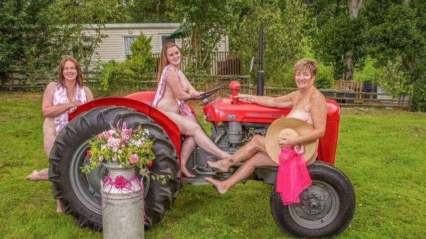 Фотофакт: британки разных возрастов оголились для благотворительного календаря