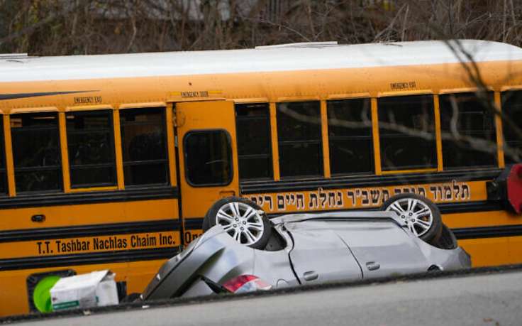 В США школьный автобус слетел с холма: сильно пострадали дети (ВИДЕО)