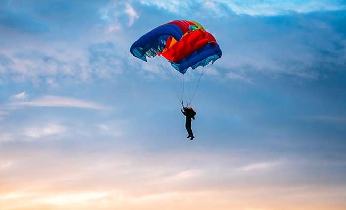 Женщина выжила после падения с 4,5 км: история падающей с неба девушки