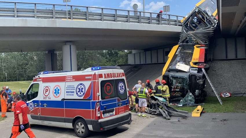 ФОТОФАКТ: в Польщі автобус впав з мосту, є жертви