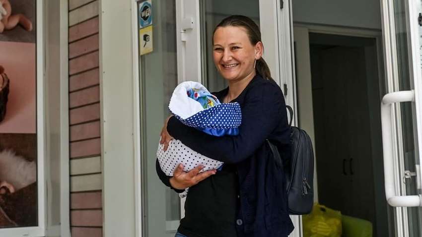 Жену погибшего бойца полка «Азов» встретили из роддома его собратья (ФОТО)