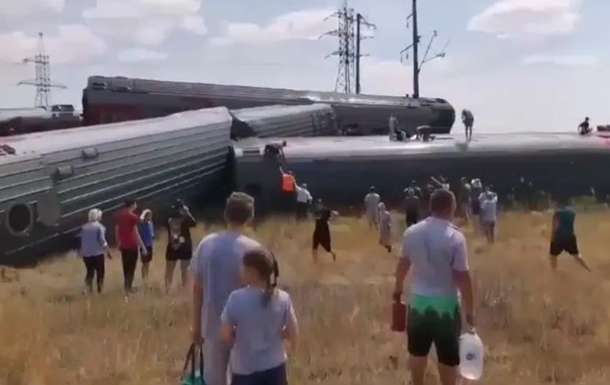В РФ масштабная авария: после ДТП перевернулся поезд, много пострадавших
