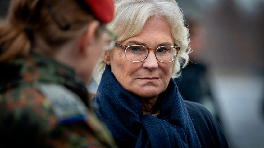 Незнание офицерских званий и блокировка помощи для Украины: причины отставки министра обороны Германии