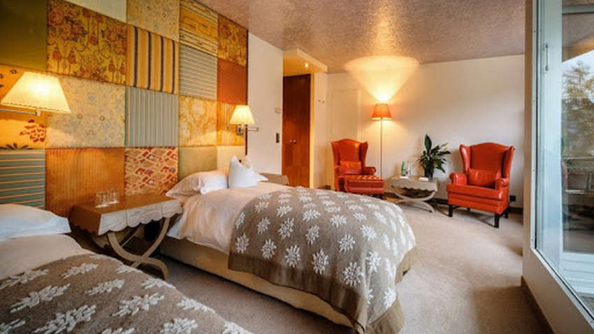 Без стен и потолка: в Великобритании открыли странный «отель»