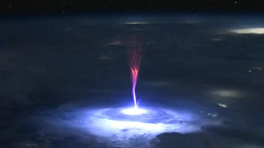 Астронавтка NASA показала фото "вторжения" малоизвестного объекта в атмосферу Земли