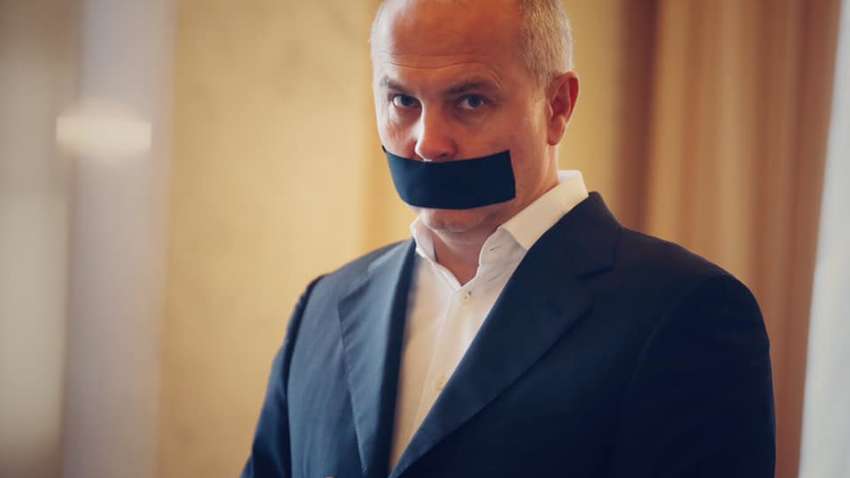 Нестор Шуфрич пришел в Раду с заклеянным ртом