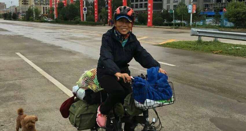 Ця літня китаянка об’їздила на велосипеді 12 країн на трьох континентах: несподівана причина