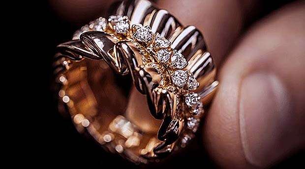 Экстрасенсы не советуют покупать это украшение: почему оно может принести беду