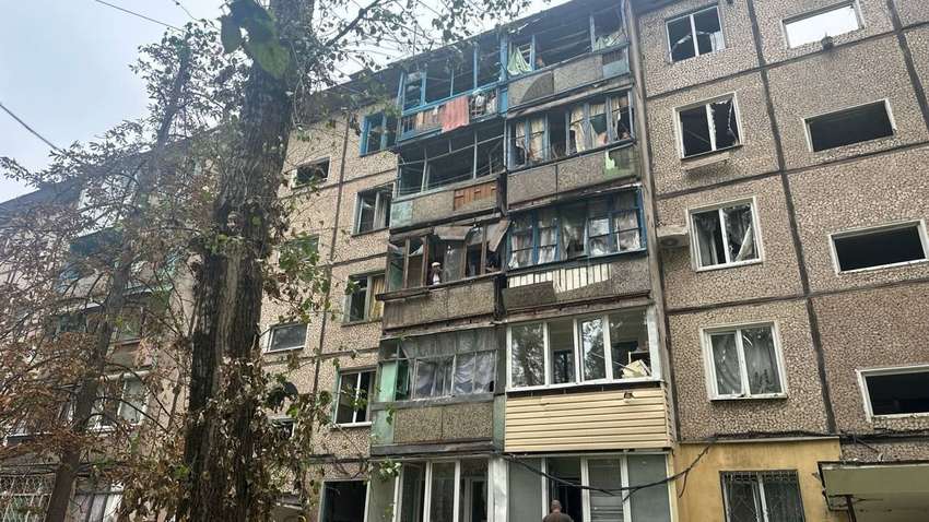 Ворожі «шахеди» влучили у багатоповерхівку в Кривому Розі: триває рятувальна операція Ворожі «шахеди» влучили у багатоповерхівку в Кривому Розі: триває рятувальна операція