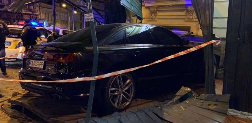 У центрі Києва Ауді "не розминувся" з будинком, є травмовані - водій нахабно покинув місце пригоди У центрі Києва Ауді "не розминувся" з будинком, є травмовані - водій нахабно покинув місце пригоди