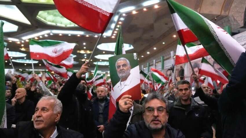 Власти Ирана обещают "взятку" в 6 евро каждому иранцу, чтобы остановить протесты в стране Власти Ирана обещают "взятку" в 6 евро каждому иранцу, чтобы остановить протесты в стране