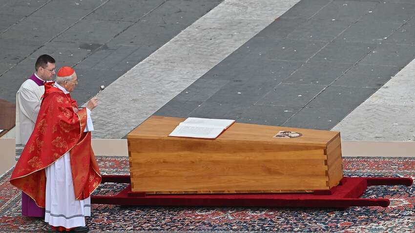 Похороны Папы Римского: названы три момента, шокировавшие всех 