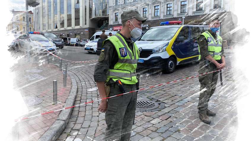 З'явилася онлайн-трансляція з БЦ "Леонардо", де озброєний терорист захопив заручників і погрожує вибухом З'явилася онлайн-трансляція з БЦ "Леонардо", де озброєний терорист захопив заручників і погрожує вибухом