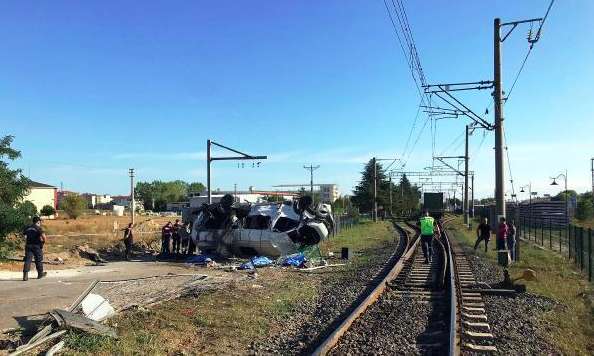 В Турции грузовой поезд протаранил микроавтобус с рабочими фабрики: много погибших и раненых (ФОТО) 