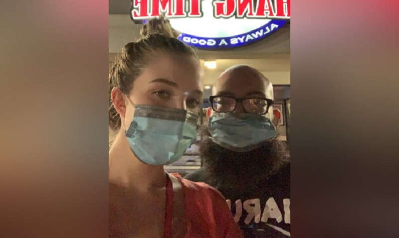 У Техасі з ресторану вигнали сім'ю, яка була у захисних масках У Техасі з ресторану вигнали сім'ю, яка була у захисних масках