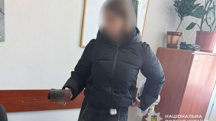 Оставила младенца в подъезде и сама вызвала полицию: в Тернополе нашли мать новорожденной