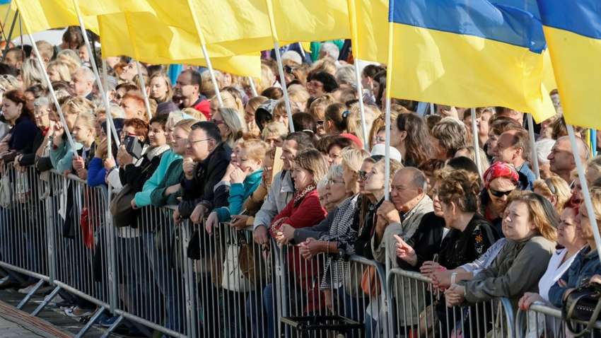 Настроения украинцев значительно снизились в течение последнего года: основные причины