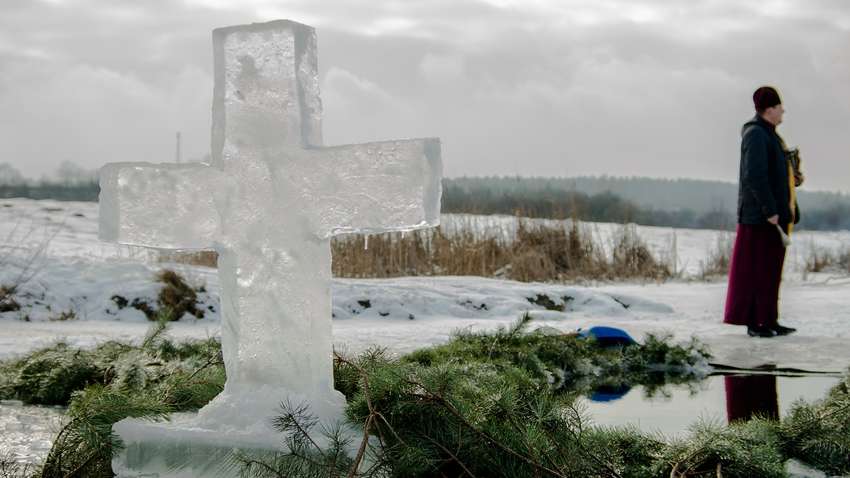 В ПЦУ прокомментировали традицию "купаться в проруби" на Крещение: так смывает вода грехи или нет