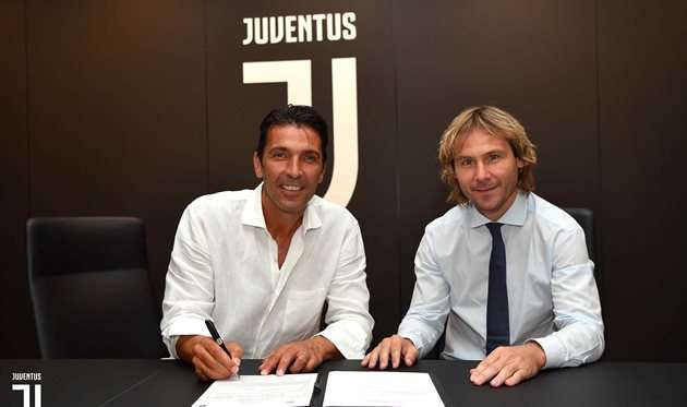 Официально: Буффон вновь будет защищать цвета "Ювентуса"