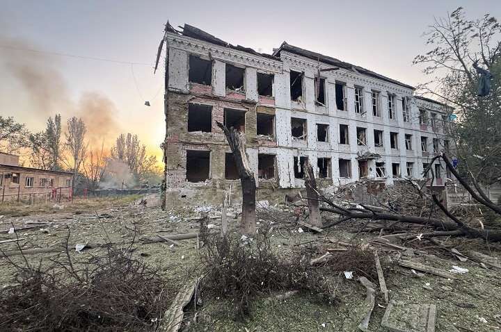 Окупанти скинули фугасні авіабомби на місто: під завалами другу добу лишаються люди Окупанти скинули фугасні авіабомби на місто: під завалами другу добу лишаються люди