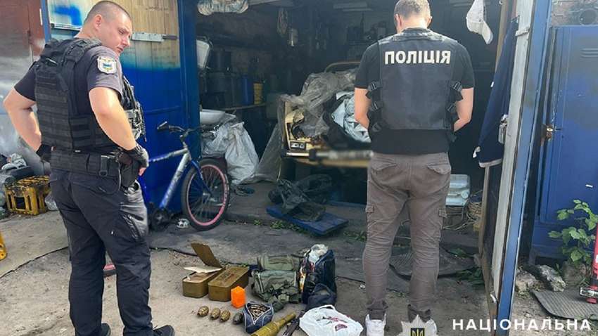 У Києві вилучили арсенал на 1,7 млн грн: що нелегально продавали у столиці (ФОТО) У Києві вилучили арсенал на 1,7 млн грн: що нелегально продавали у столиці (ФОТО)