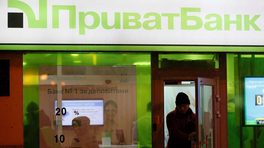 В 2 рази менше у відділеннях, в 3 рази більше онлайн: Приватбанк навів статистику клієнтів під час карантину
