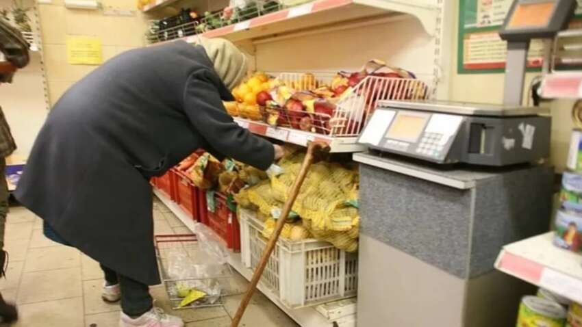 «Скрепний» Новий рік без ікри: росіяни масово урізали витрати й рахують копійки «Скрепний» Новий рік без ікри: росіяни масово урізали витрати й рахують копійки