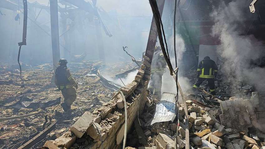 Кількість загиблих від удару РФ по супермаркету в Костянтинівці виросла в рази Кількість загиблих від удару РФ по супермаркету в Костянтинівці виросла в рази