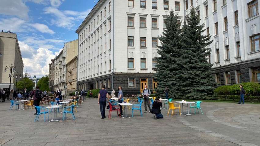 ФОТОФАКТ: рестораторы устроили «летнюю террасу» под Офисом президента