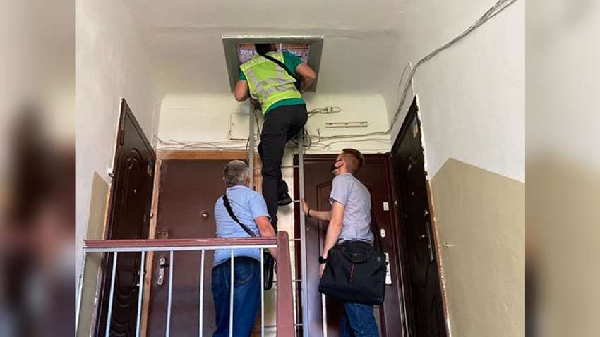 Журналист программы «Схемы» заявил, что кто-то пробрался на опечатанный чердак в его доме