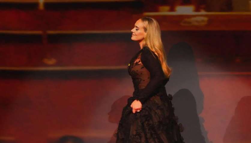 Відома британська співачка вийшла на сцену у сукні дизайнера РФ, який шив одяг для окупантів Відома британська співачка вийшла на сцену у сукні дизайнера РФ, який шив одяг для окупантів