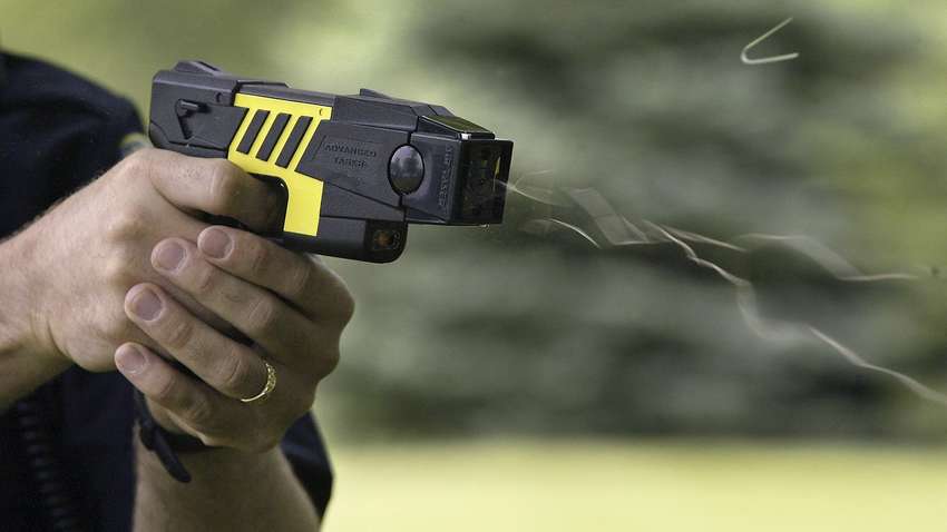 Украинские копы начали тестировать новое оружие Taser