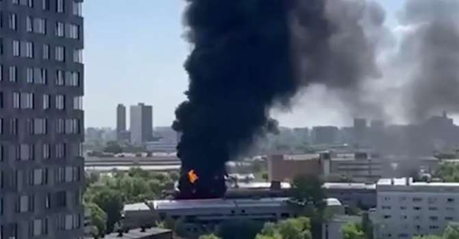 Едут пожарные, идет эвакуация. В Москве горит завод, на котором строят МиГи 