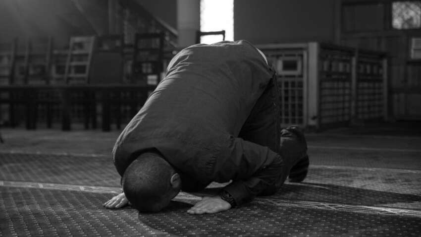 Только "православие": за намаз с открытой дверью – штраф и депортация из России