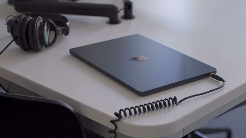 Apple MacBook перевозили через таможню под видом подержанной сельхозтехники