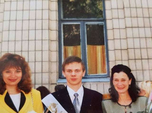 Через 20 років: Дмитро Комаров показав архівні шкільні фото