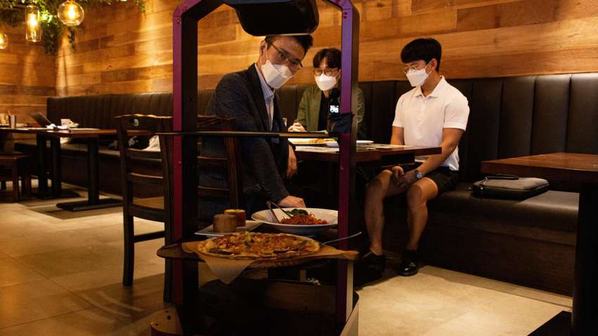 Офіціанти втрачають роботу: клієнтів в ресторанах обслуговують роботи Офіціанти втрачають роботу: клієнтів в ресторанах обслуговують роботи