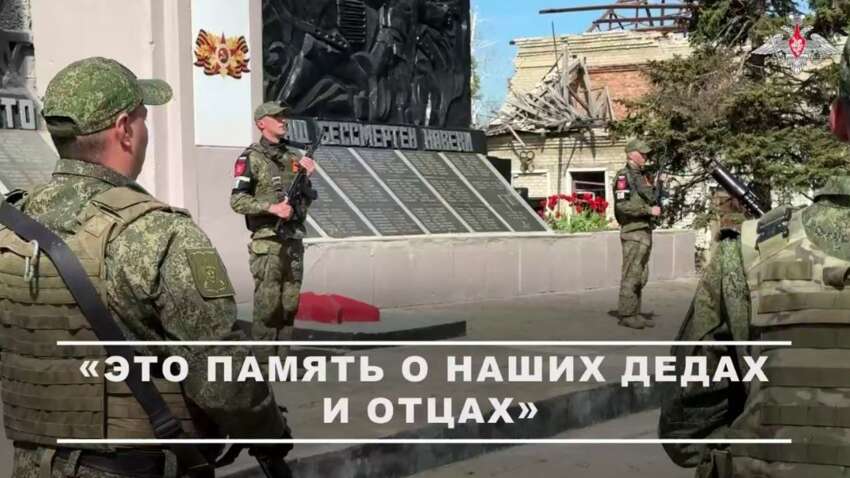 Цинизм на фоне руин: оккупанты раздают подарки жителям Покровска и «упорядочивают» советские могилы