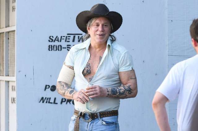 В три раза младше: Микки Рурк закрутил роман с русской девушкой