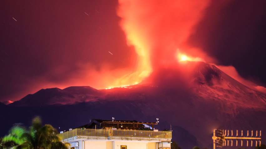 На Сицилии происходит извержение вулкана Этна (ВИДЕО) На Сицилии происходит извержение вулкана Этна (ВИДЕО)
