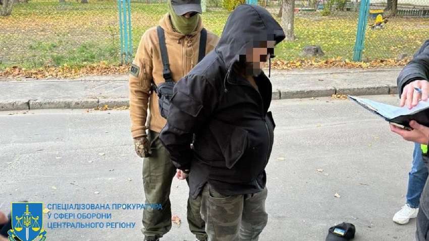 В Киеве работника районного ТЦК задержали за взятку: подробности