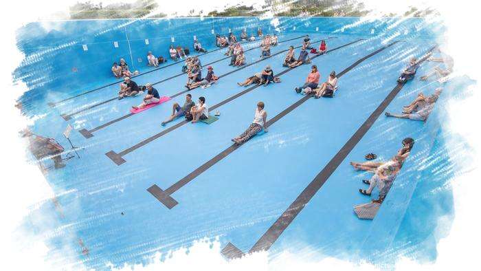 В Германии на дне бассейна сыграли на виолончели В Германии на дне бассейна сыграли на виолончели