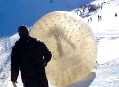 Двое туристов улетели в ущелье в надувном шаре (ВИДЕО)