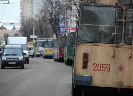 В Житомире образовалась пробка троллейбусов
