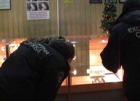 На Троещине грабители устроили в ювелирке вооруженное «маски-шоу»