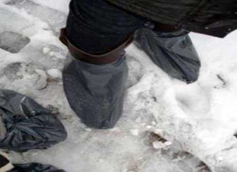 В Крыму сельских детей обувают в целлофан