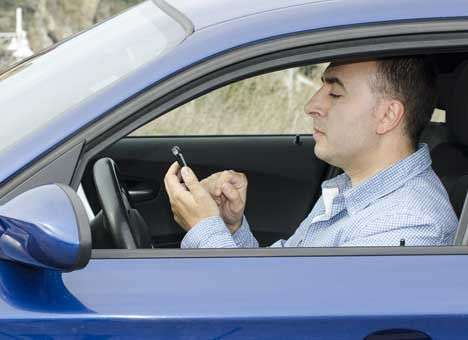 35% владельцев смартфонов постоянно используют их во время вождения