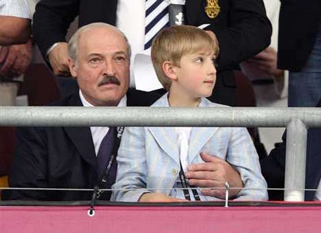 Лукашенко Коля получил от Деда Мороза пневматическую винтовку