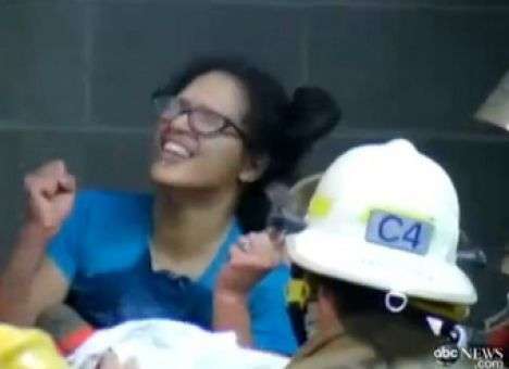 Женщина застряла между двумя домами в США (ВИДЕО)