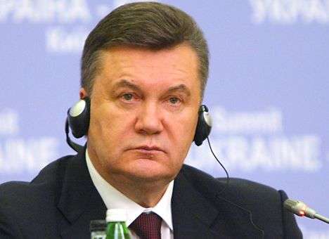 Президент Янукович в Давосе похвастается Hyundai перед руководством Кении и Панамы